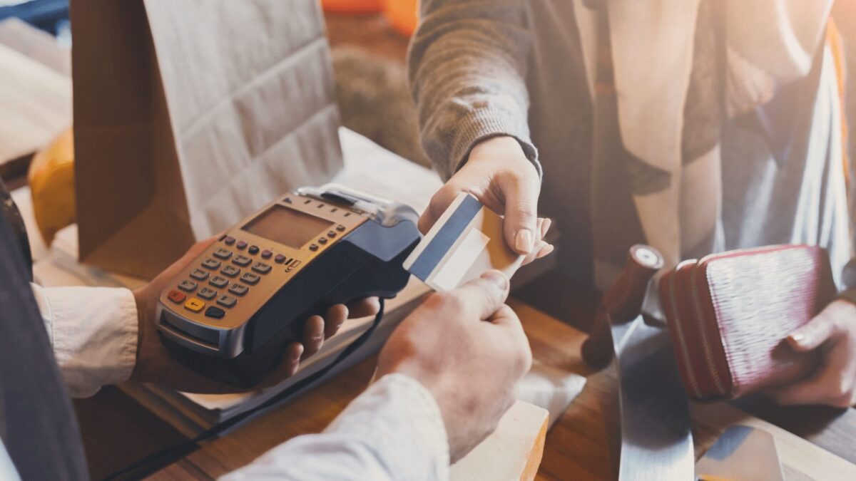 customer paying for order with a credit card in store