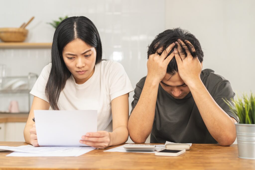 A couple applying for a payday loan | How do emergency loans work?