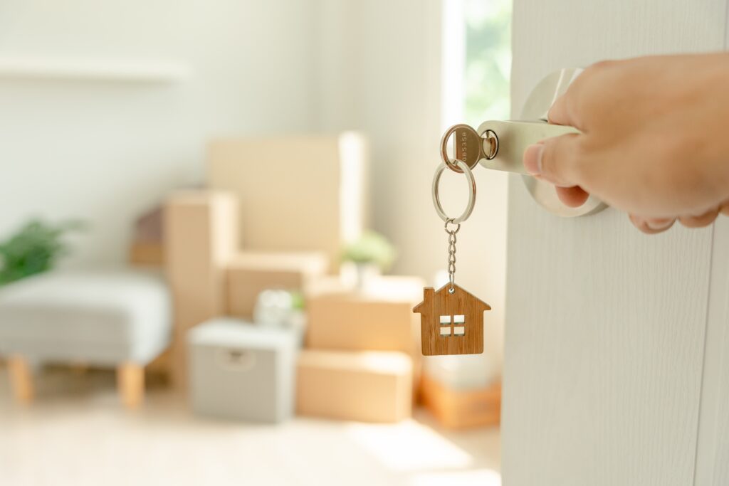 A key opening a new house’s door | How does a relocation loan work?
