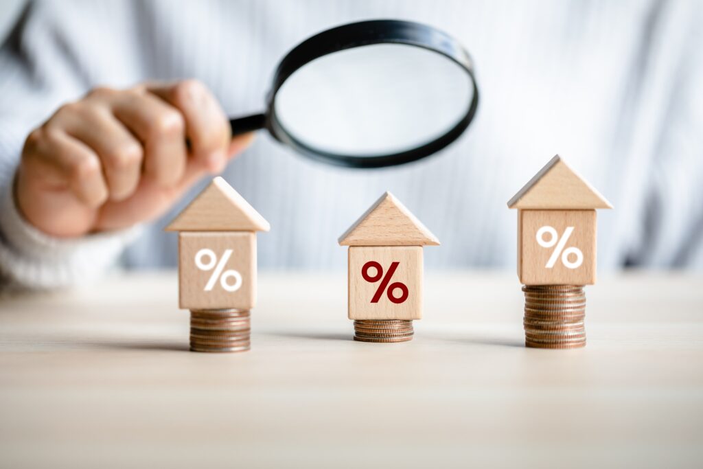 Magnifying glass hovers over stacks of blocks with percentage symbol on front | Best installment loans