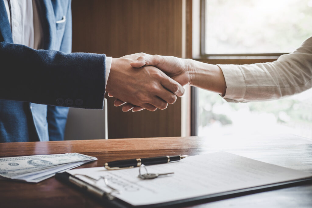 Close up of bad credit borrower shaking hands with Wise Loan lender | Best installment loans for bad credit