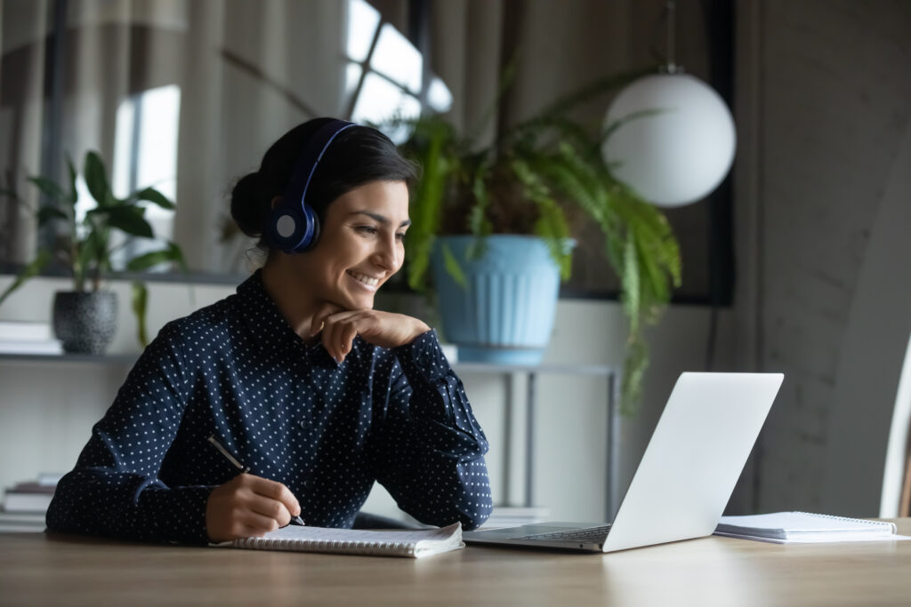 Woman wearing headset smiles as she talks to Wise Loan team | Best installment loans